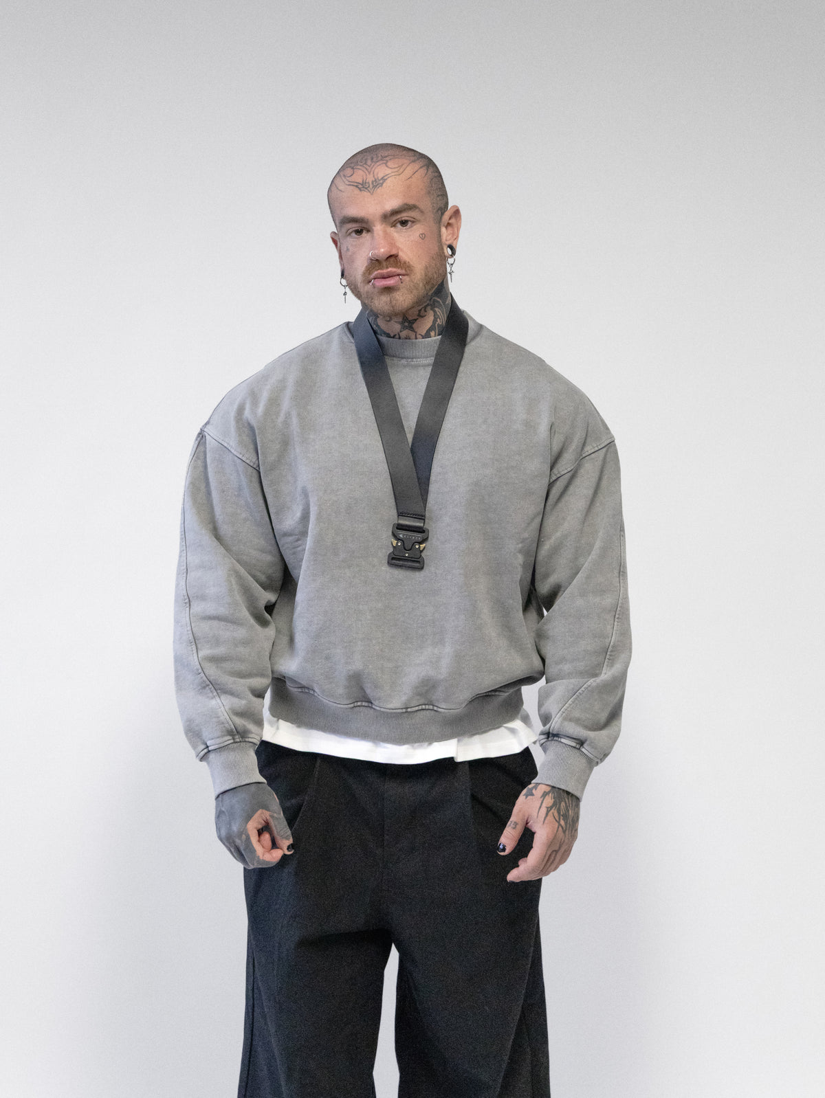Crewneck getragen, Oberkörper