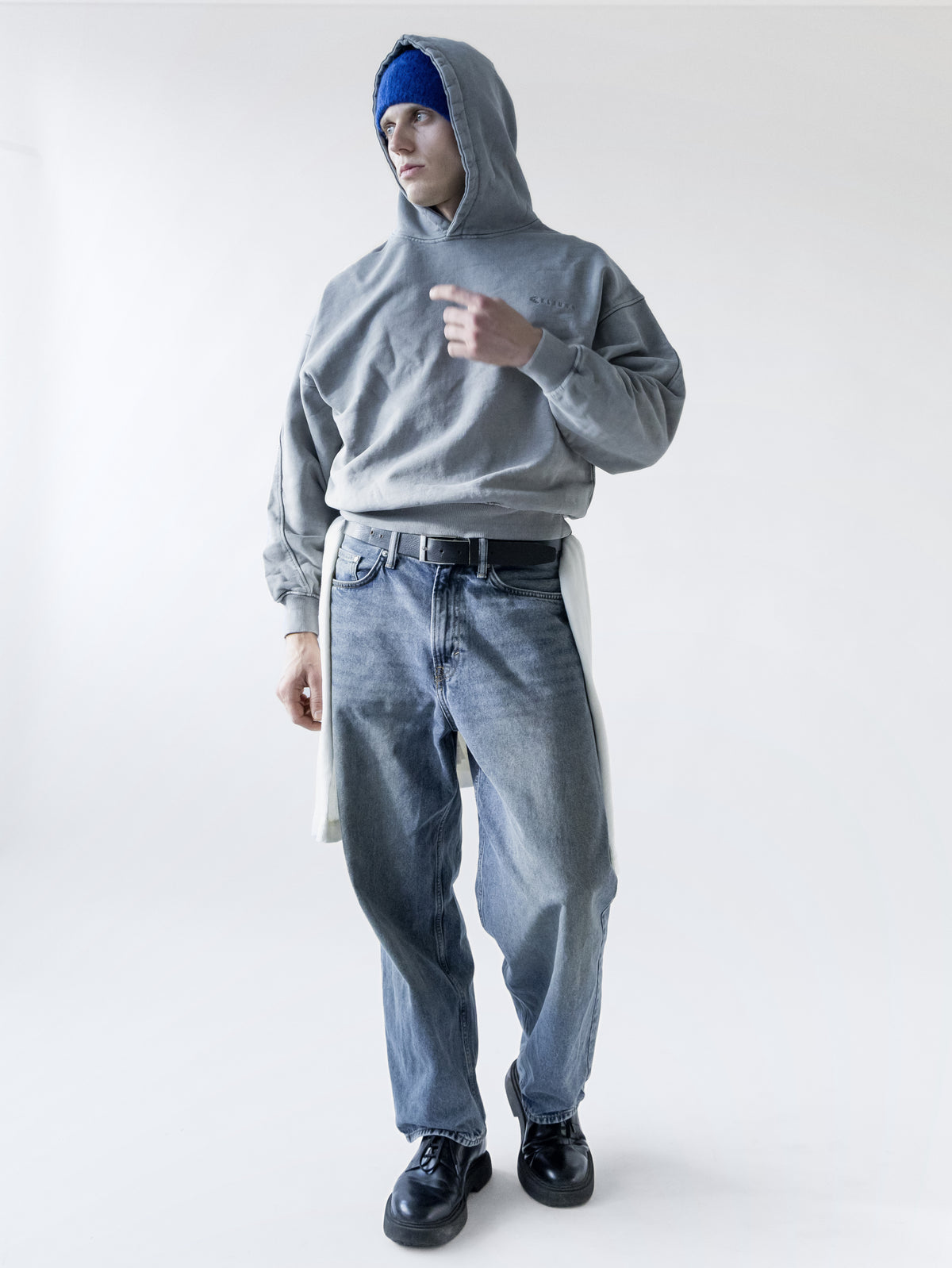 Hoodie getragen, Ganzkörper