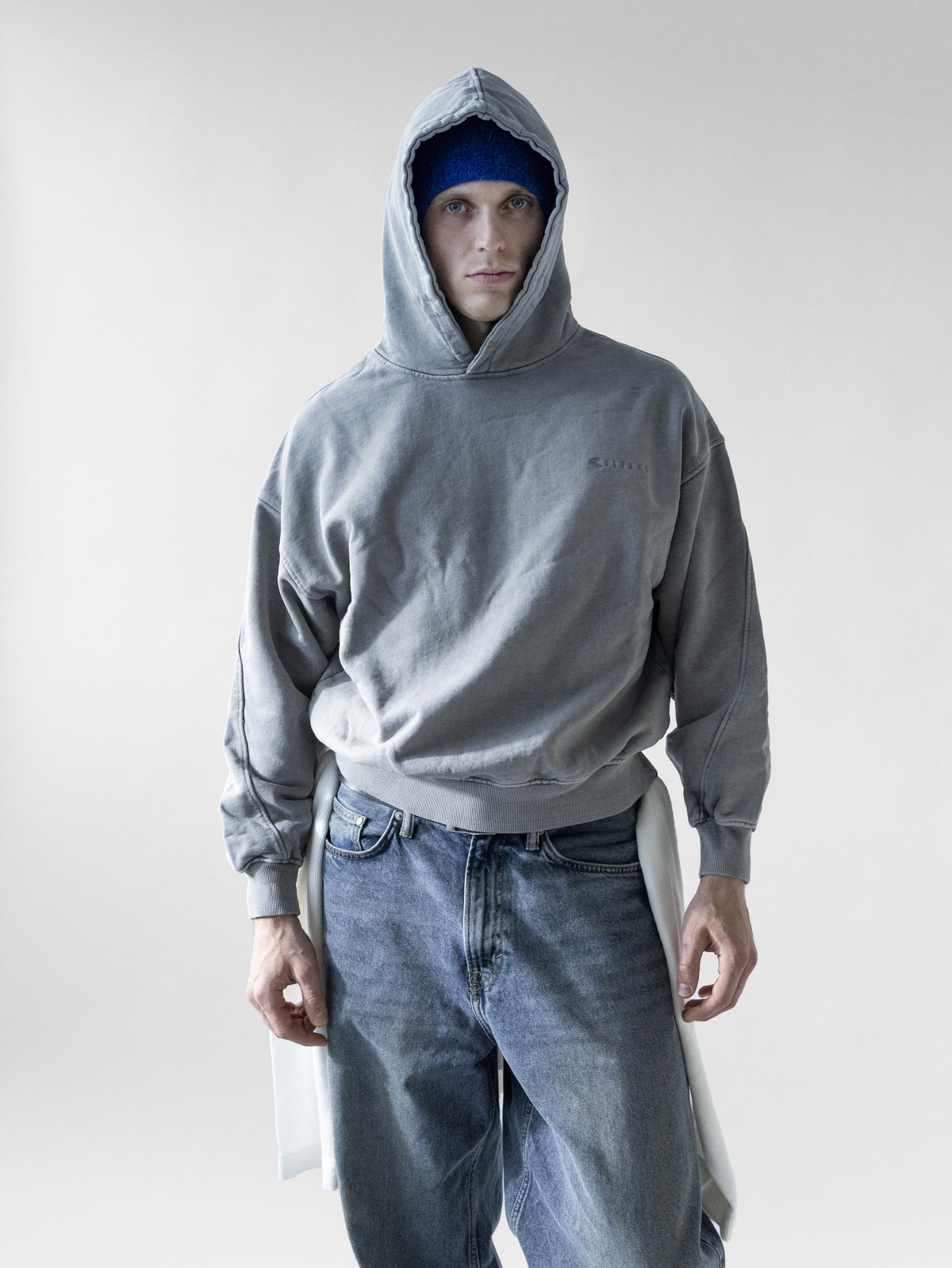 Hoodie getragen mit Kapuze auf