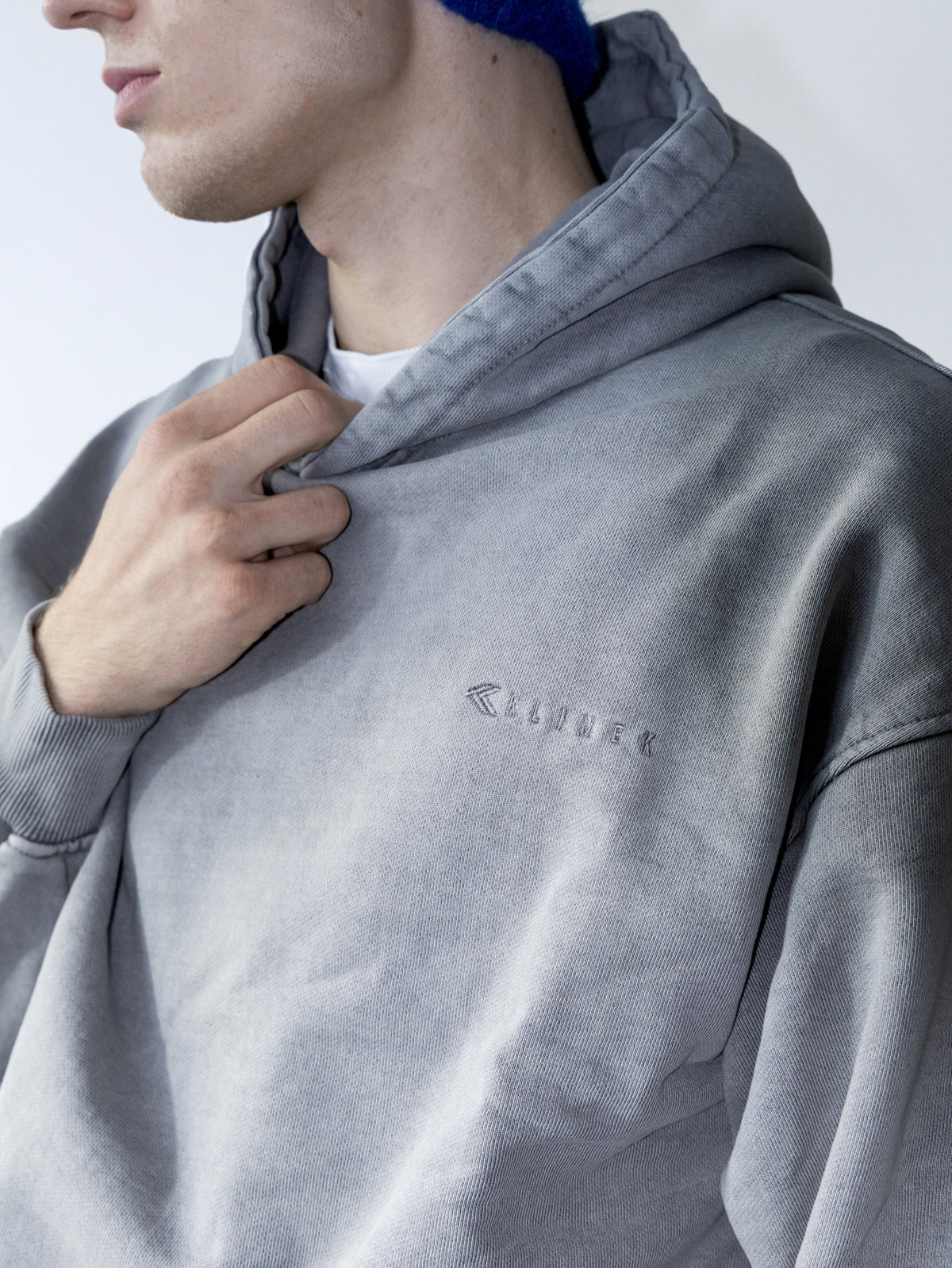 Hoodie getragen, Detail Kragen und Stickerei