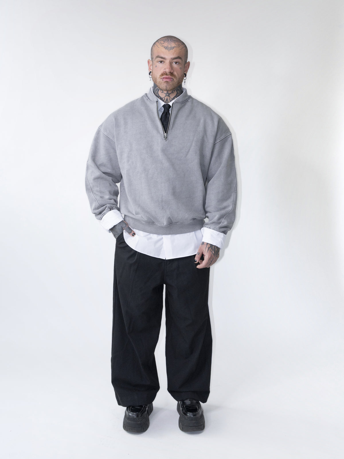 Half Zip getragen, Ganzkörper