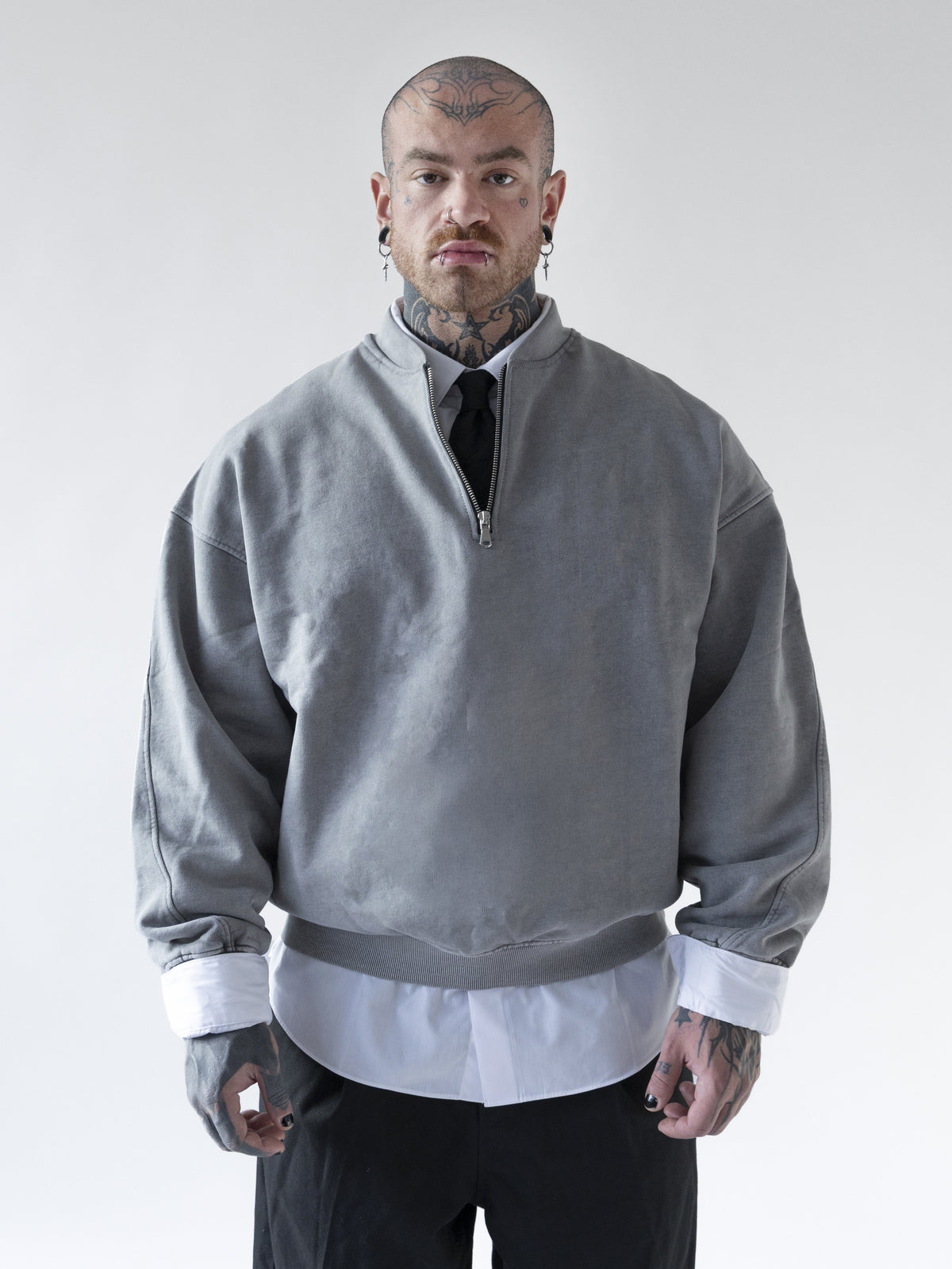 Half Zip getragen, Oberkörper