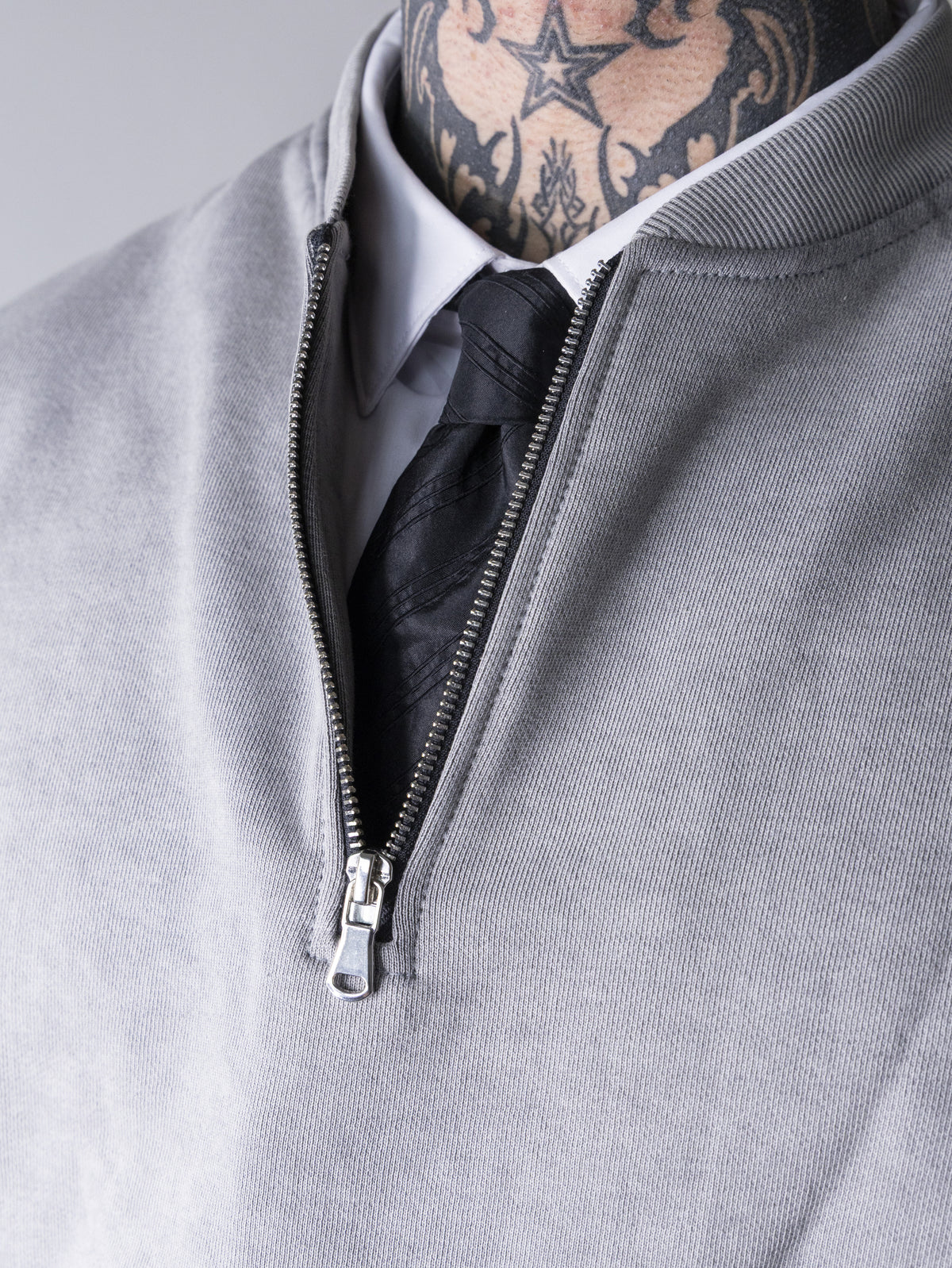 Half Zip getragen, Detail Reißverschluss