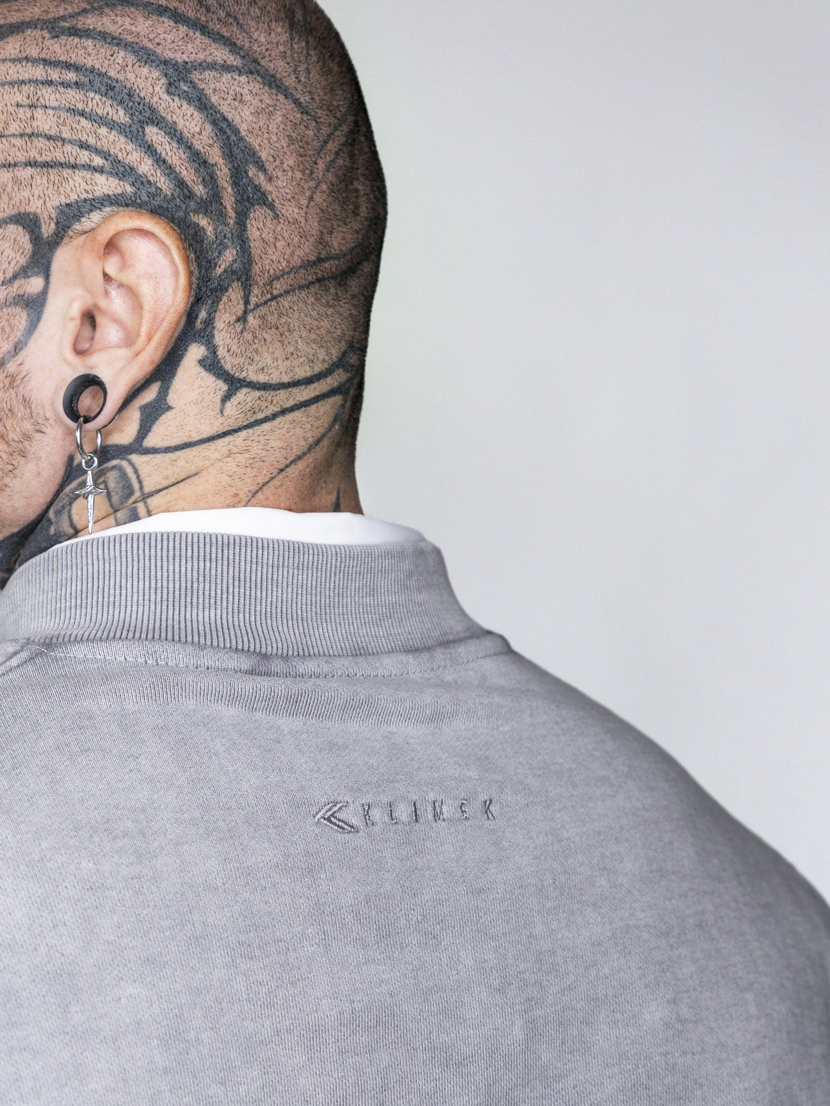 Half Zip getragen, Detail Nackenstickerei