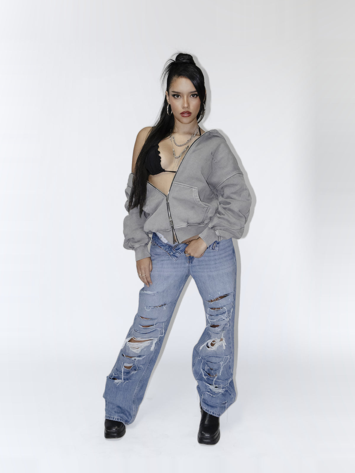 Double Zip Hoodie getragen, Ganzkörper