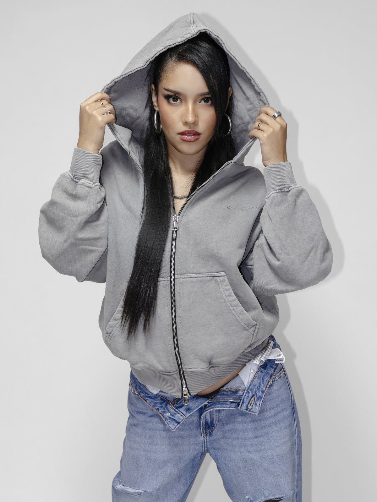 Double Zip Hoodie getragen mit Kapuze auf