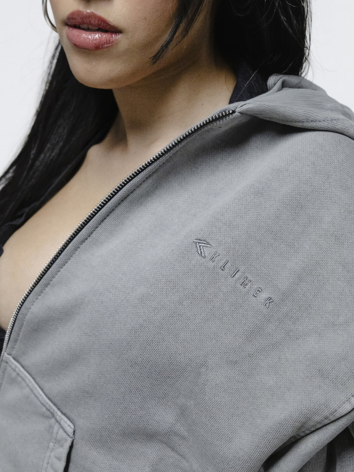 Double Zip Hoodie getragen, Detail Brustlogo