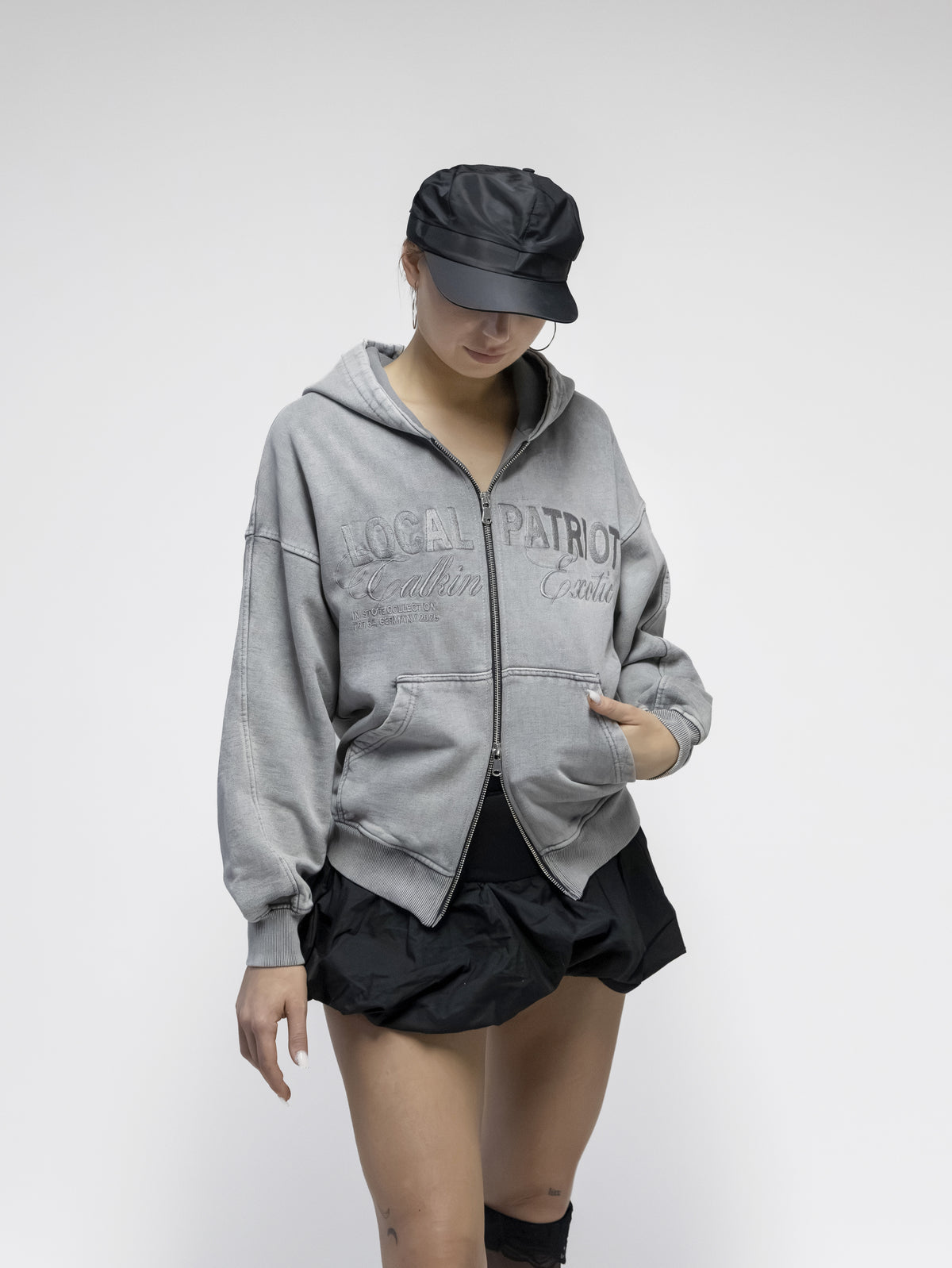 Double Zip Hoodie Local Patriot getragen, Oberkörper