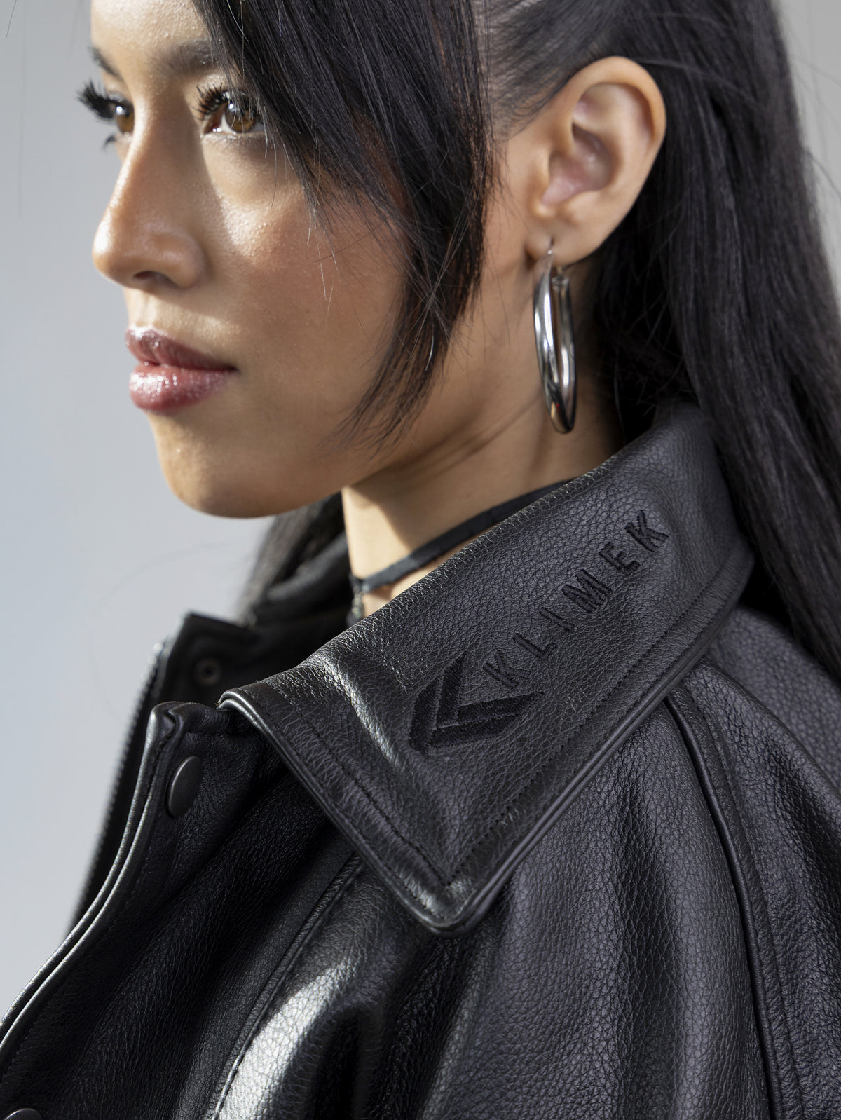 Lederjacke getragen, Detail Kragenlogo