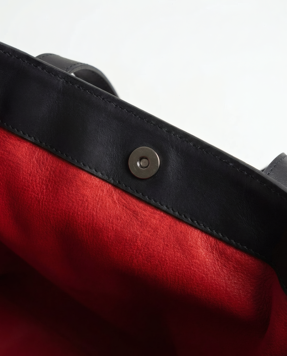 Ledertasche schwarz, Rand mit Druckknopf
